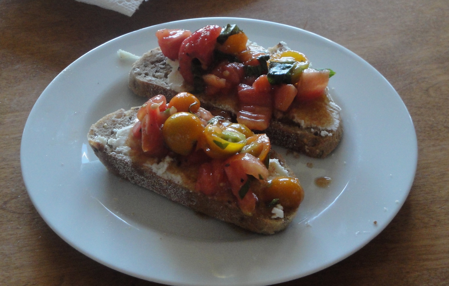 toast with goat cheese and tomatoes